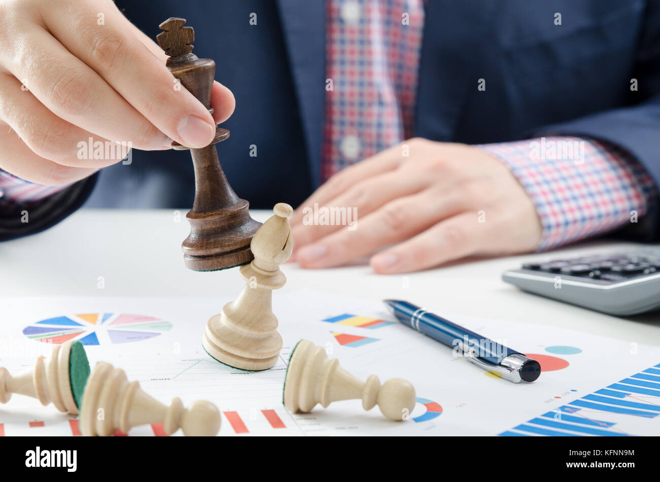 Schach Financial Business Strategie Konzept. team leader Holding Schachfigur. Stockfoto