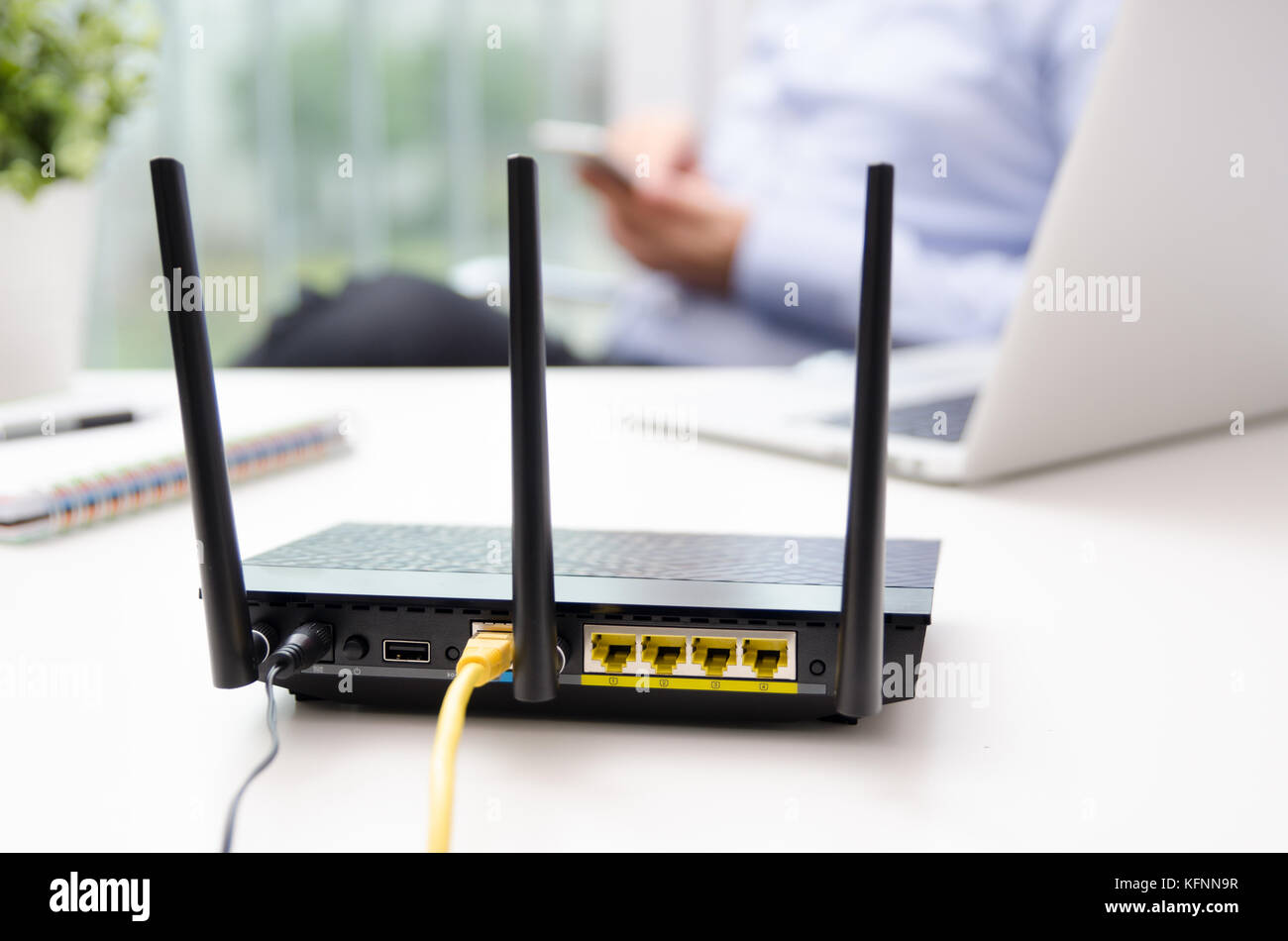 Wireless Router und mit einem smart phone in Haus oder Büro Mann. Router Wireless Broadband home smart phone wlan Technologie Konzept Stockfoto