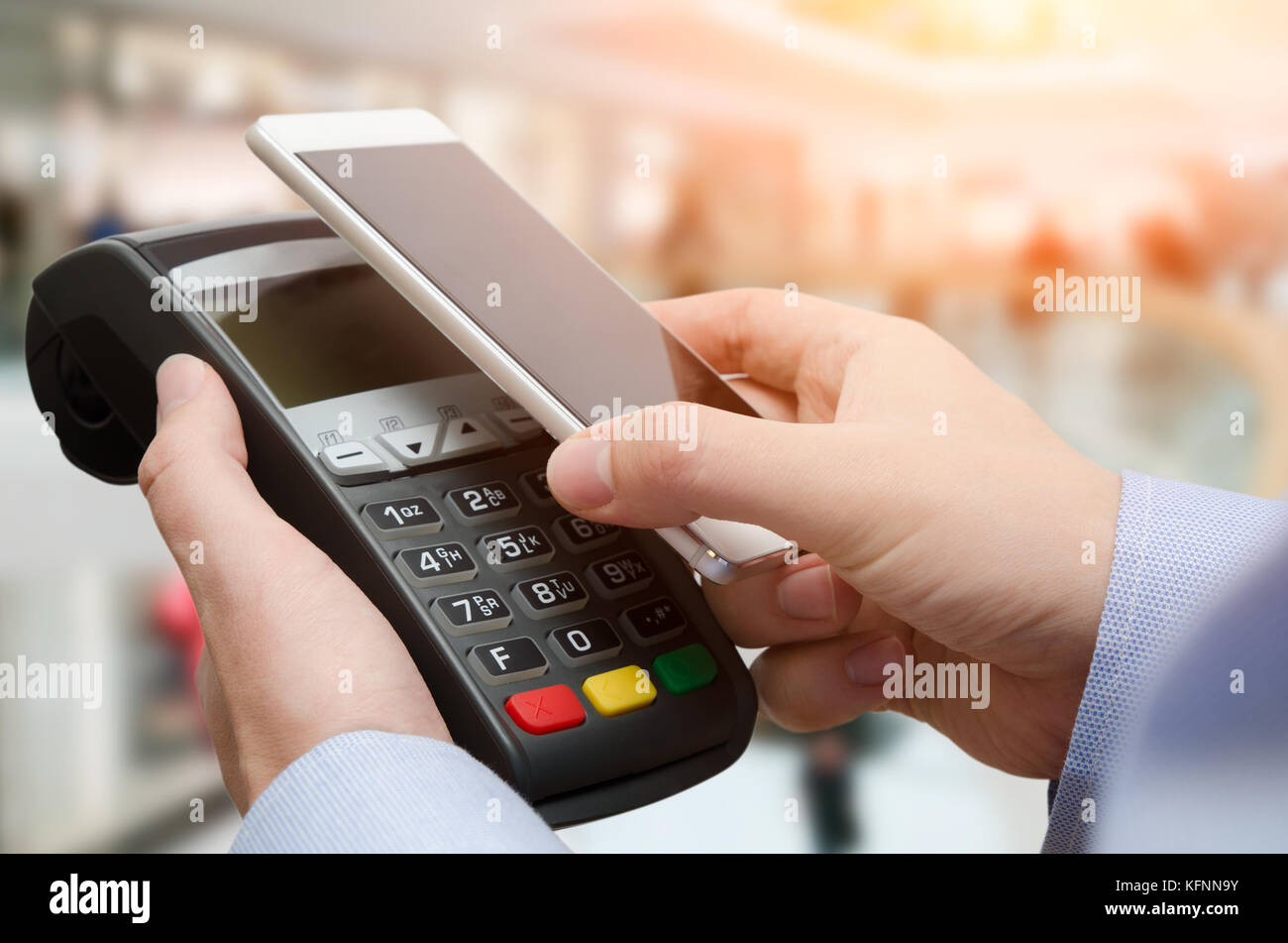 Mann mit Kreditkartenzahlung Maschine. Mobile Payment mit kontaktlosen Smart Phone Application Stockfoto
