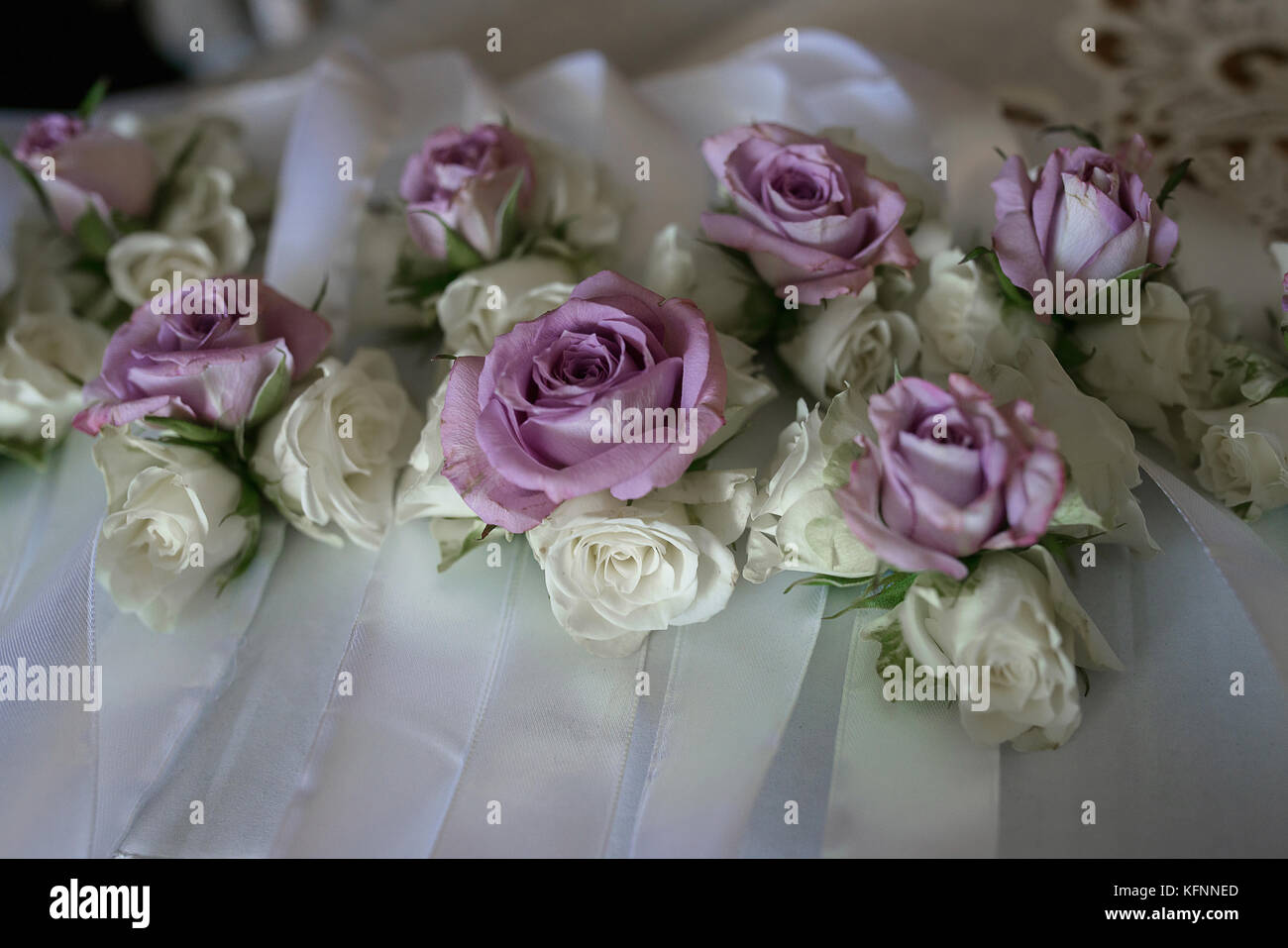 Blumenschmuck mit dünnen Papier lila Rosen, Zubehör für Hochzeiten, Detail, auf einem weißen Tuch positioniert Stockfoto