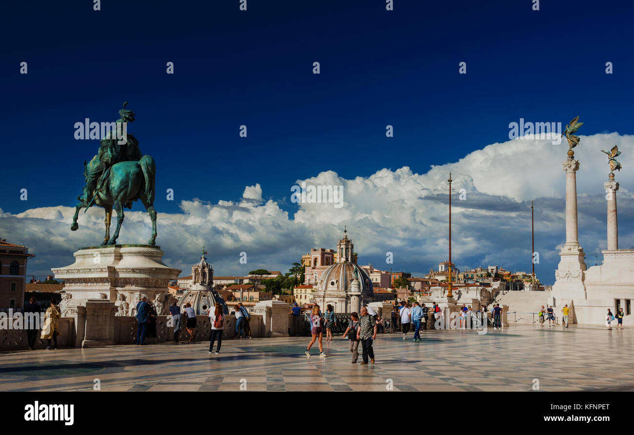 Touristen besuchen das Vittoriano-Denkmal (Altar der Nation) Panoramaterrasse im Zentrum von Rom Stockfoto