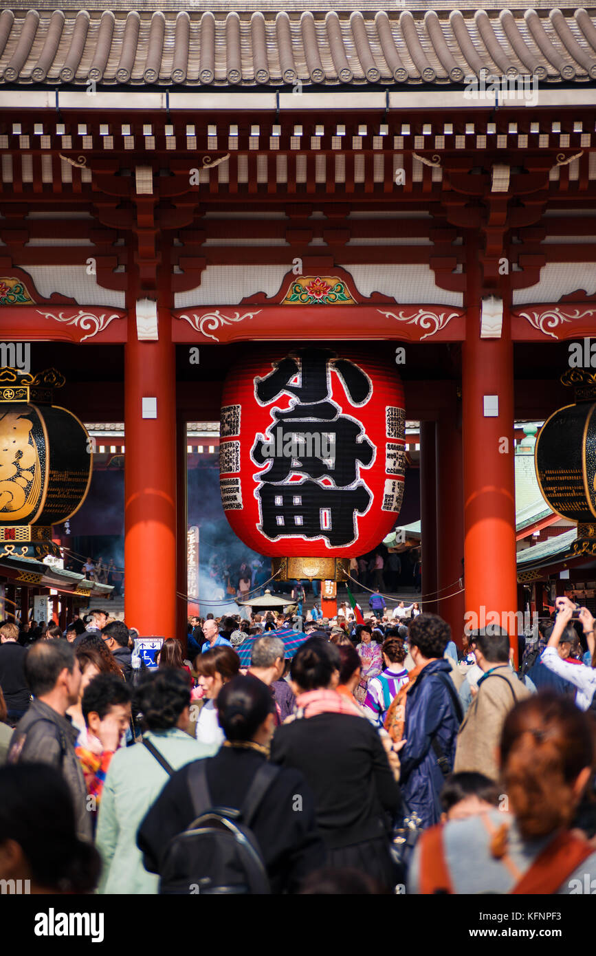 Touristen strömen während der Herbstfeste im Bezirk Asakusa in Tokio zum Senso-JI-Tempel Stockfoto