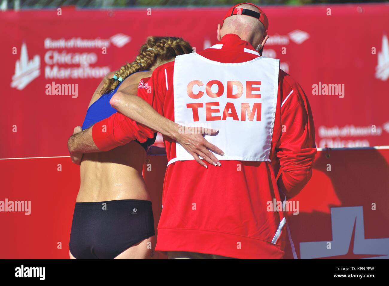 Gleich nach dem Überqueren der Ziellinie am Chicago Marathon 2017, einem Wettbewerber Unterstützung, die sie benötigt, um den Kurs zu verlassen. Chicago, Illinois, USA. Stockfoto