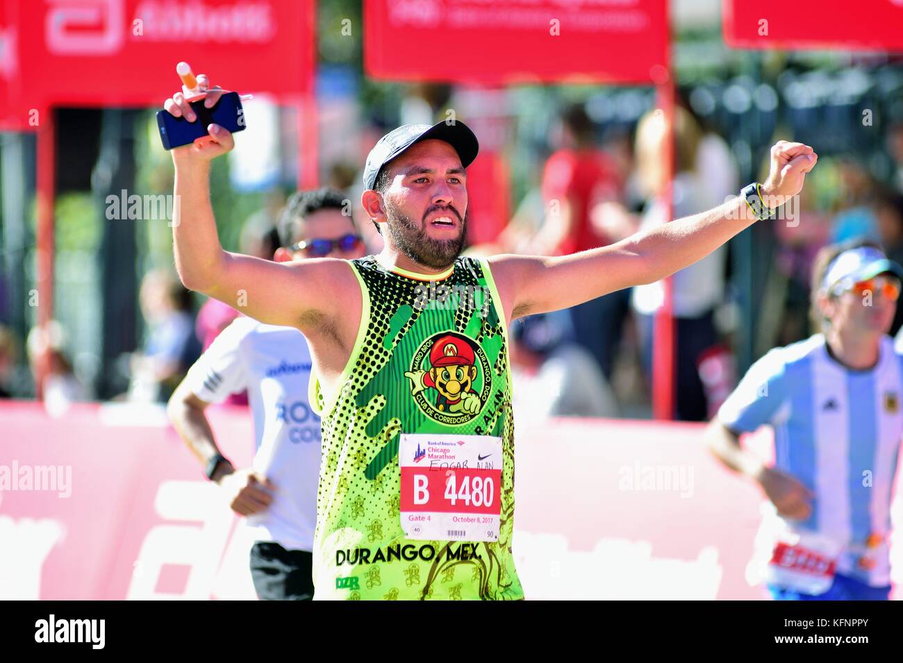 Edgar Alan Chinone Nevarez von Mexiko wirft seine Arme im Triumph, als er die Ziellinie an der Chicago Marathon 2017 gekreuzt. Stockfoto