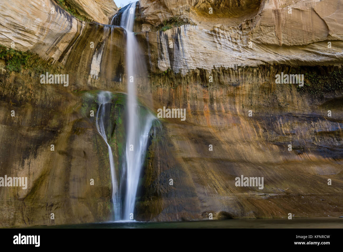 Eine kurze Wanderung in der Nähe von Boulder, Utah führt zu diesem wunderschönen Wasserfall. Stockfoto