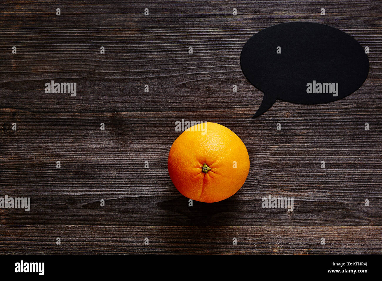 Speechbubble orange hat eine messge Dunkel Stockfoto
