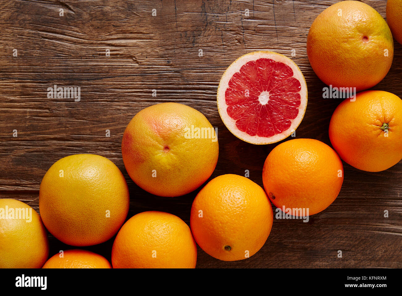 Aufgeschnittene Grapefruit in Grafik Bündel von Zitrusfrüchten Stockfoto