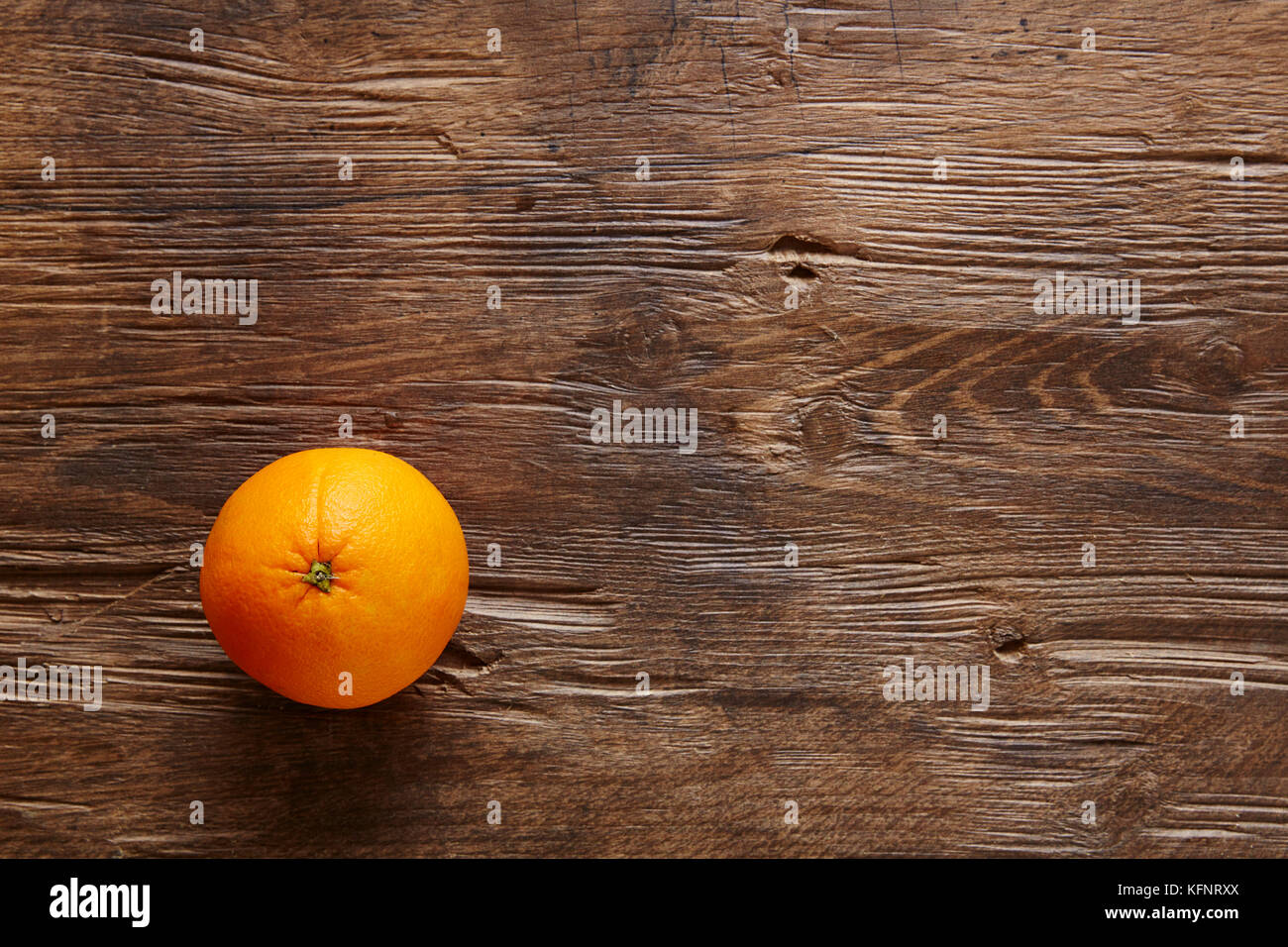 Einzigen organischen Orange auf Holz Tisch Stockfoto