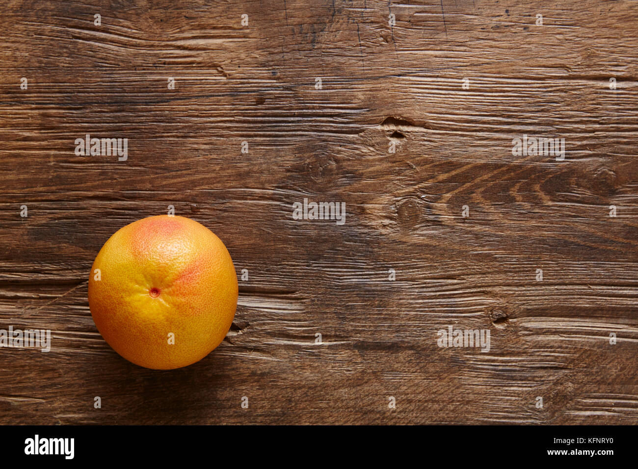 Einzigen organischen Grapefruit auf Holz Tisch Stockfoto