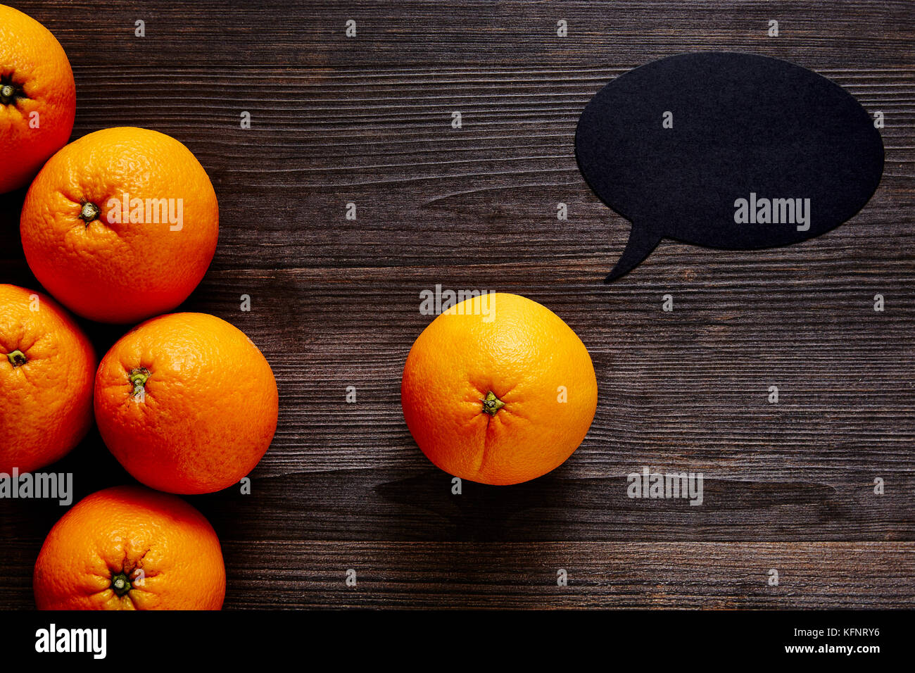 Orange mit Speechbubble hat eine Nachricht Stockfoto