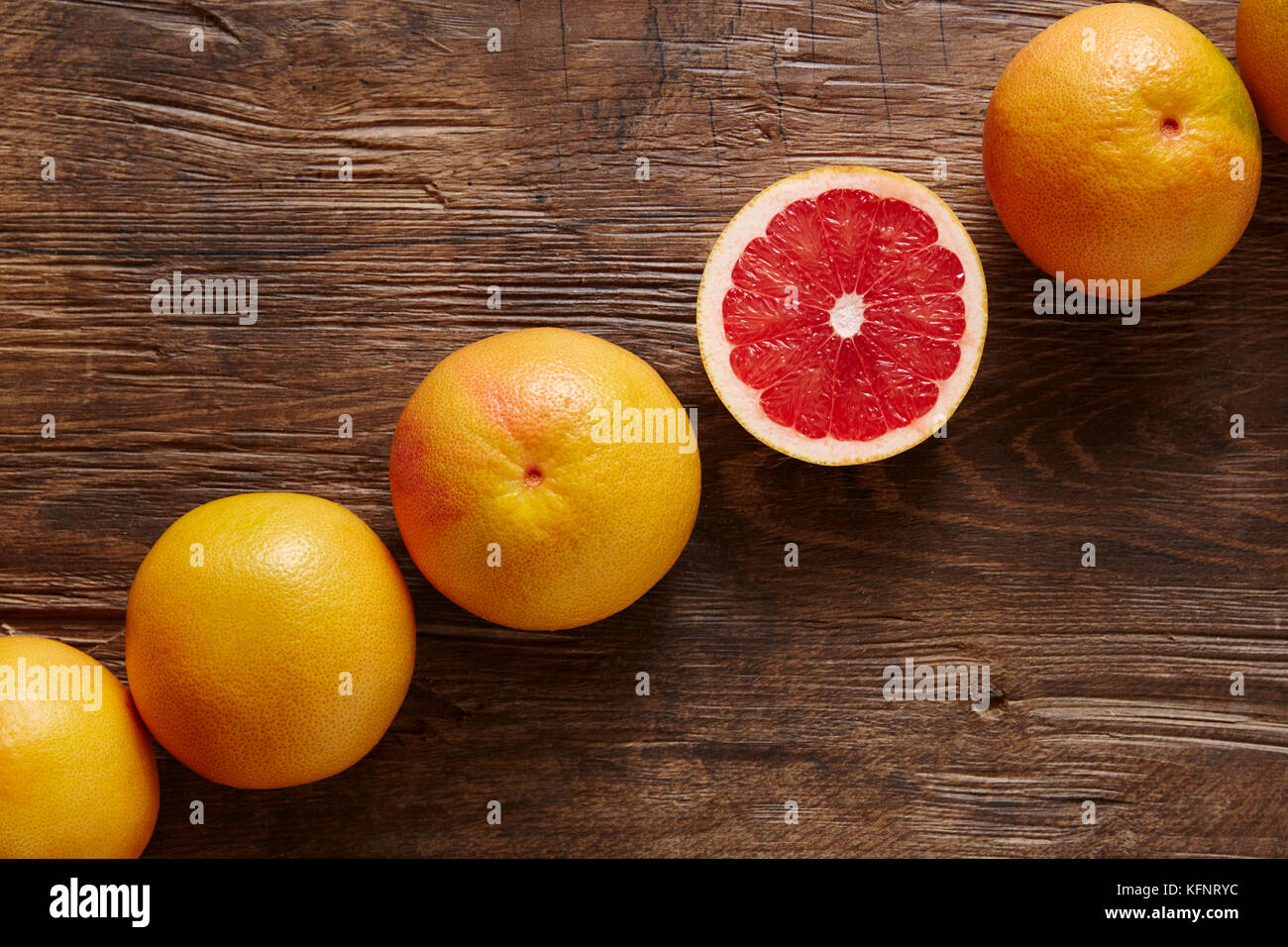 Eine aufgeschnittene Grapefruit in einer Linie der grapefruits Stockfoto