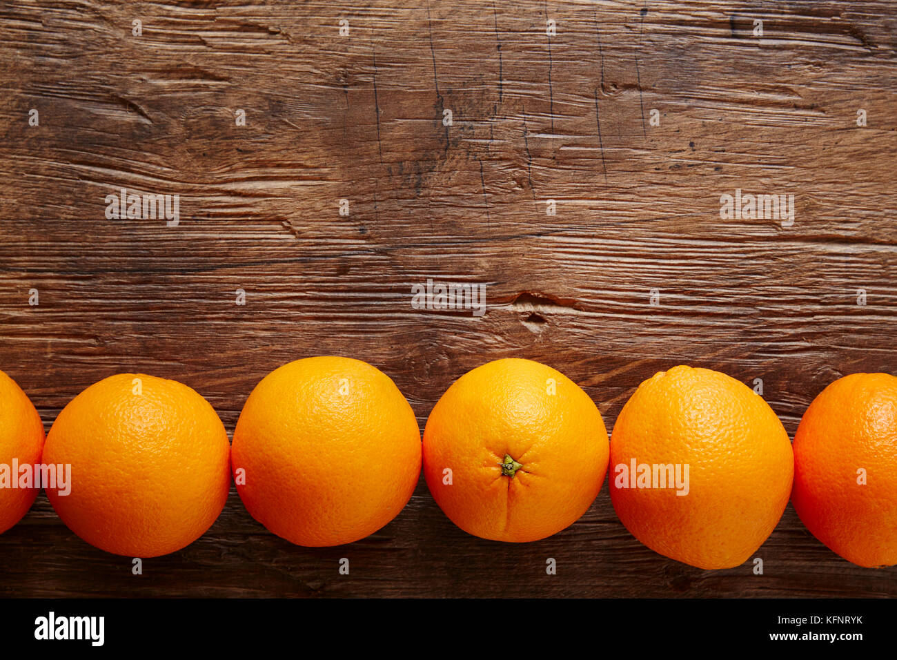 Eine orange in eine Zeichenkette von Orangen Stockfoto