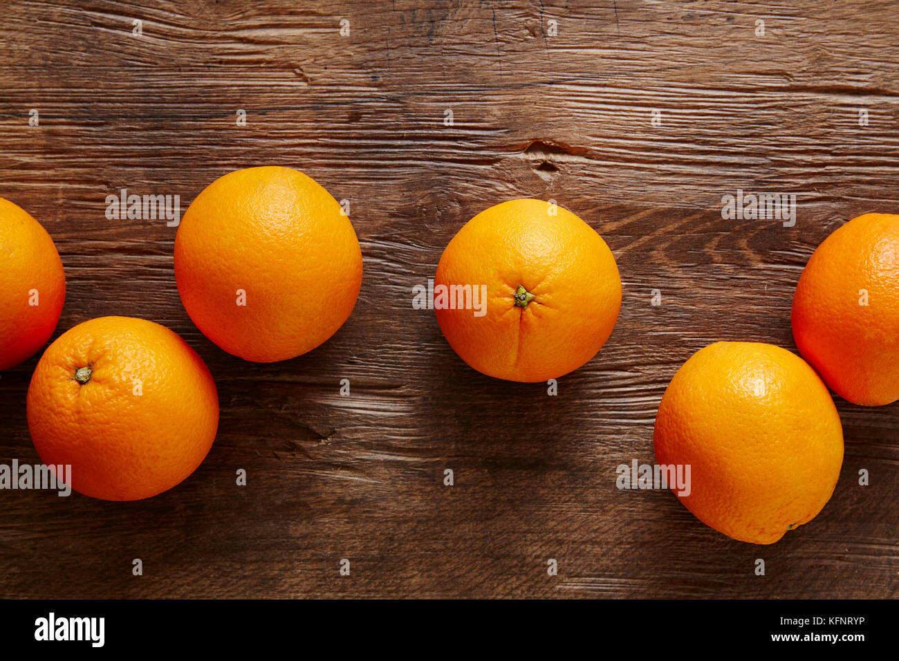 Eine orange in einem buncha von Orangen 2 Stockfoto