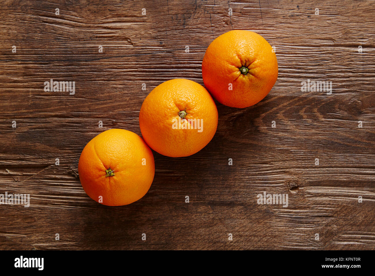 Drei organische Orangen aufsteigender Linie bilden Stockfoto