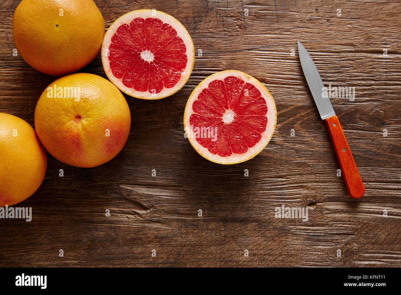 Frisch aufgeschnittene Grapefruit mit Messer Stockfoto