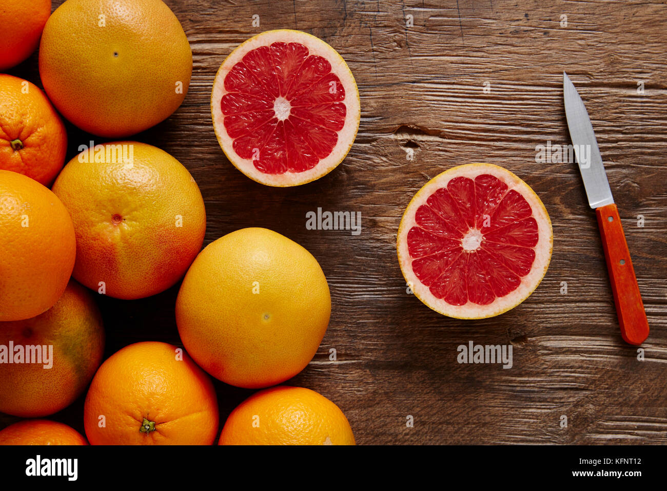 Frische organische Grapefruit mit orange Messer in Scheiben geschnitten Stockfoto