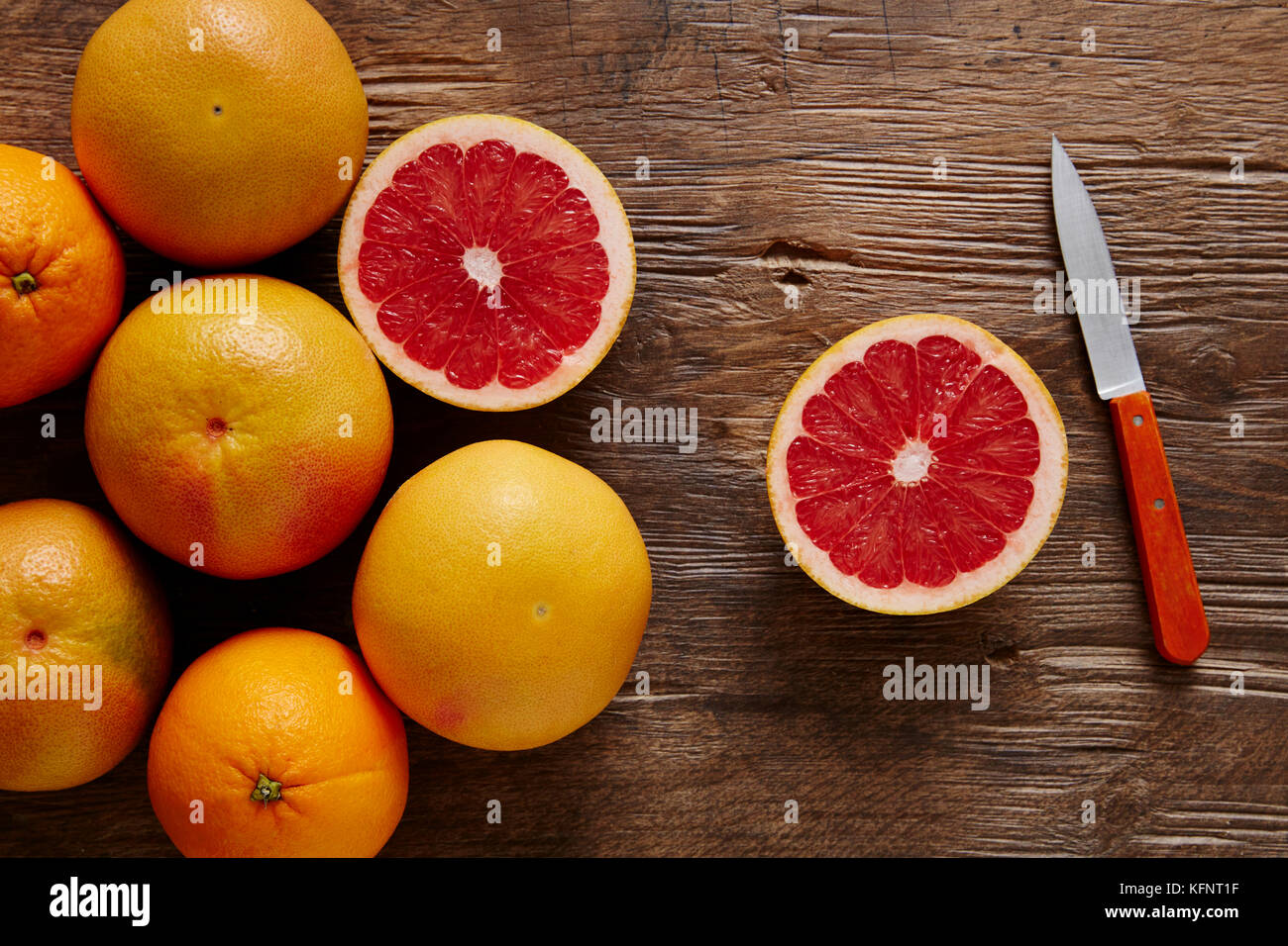 Bündel von organischen Grapefruit mit orange Messer in Scheiben geschnitten Stockfoto