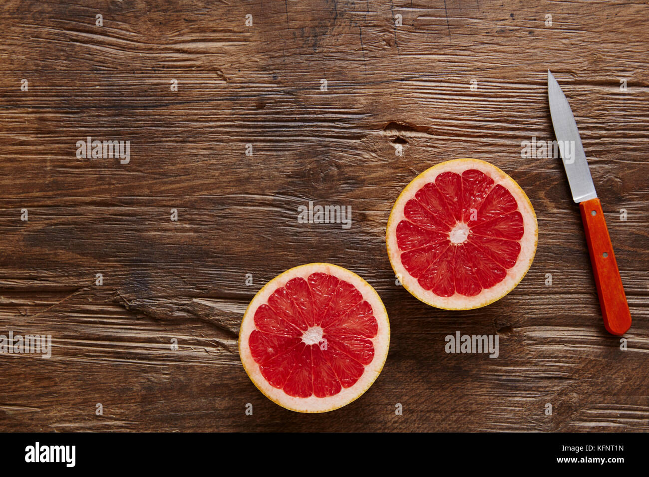 Gesunde organische Grapefruit mit orange Messer in Scheiben geschnitten Stockfoto