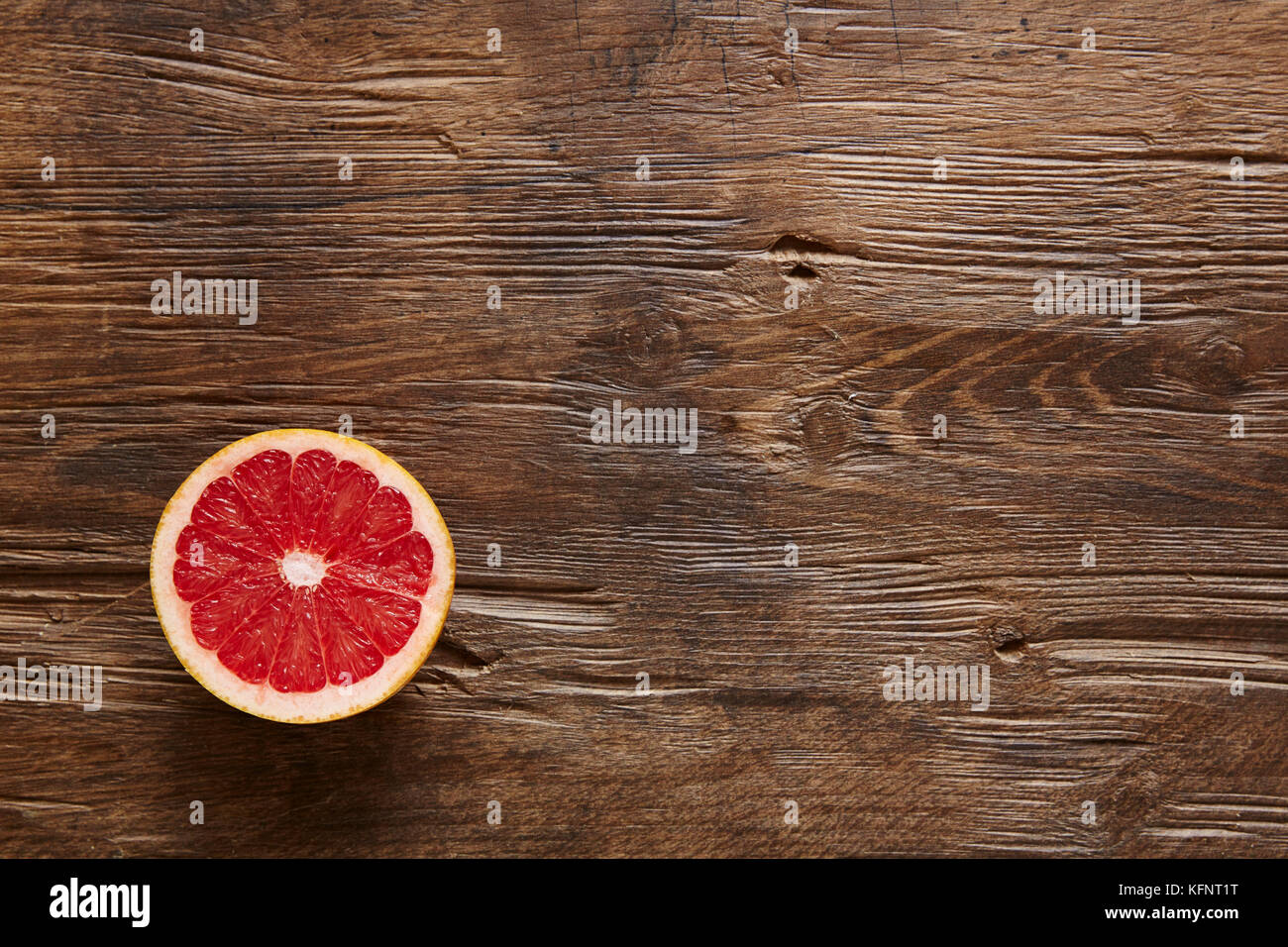 Bio Grapefruit am Rande von Bild halbiert Stockfoto