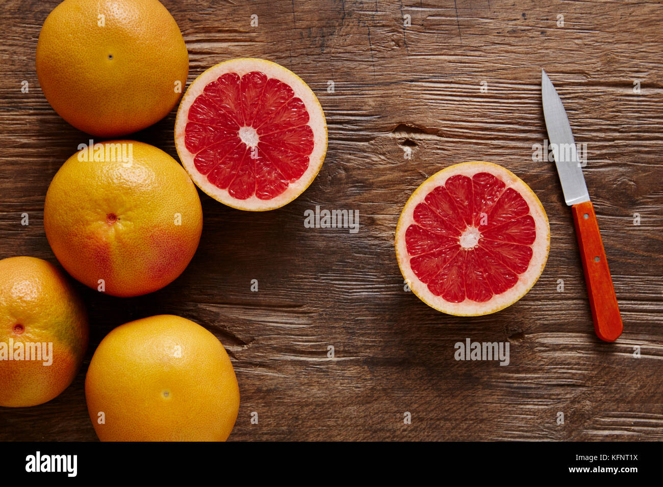 Bio Grapefruit mit orange Messer in Scheiben geschnitten Stockfoto