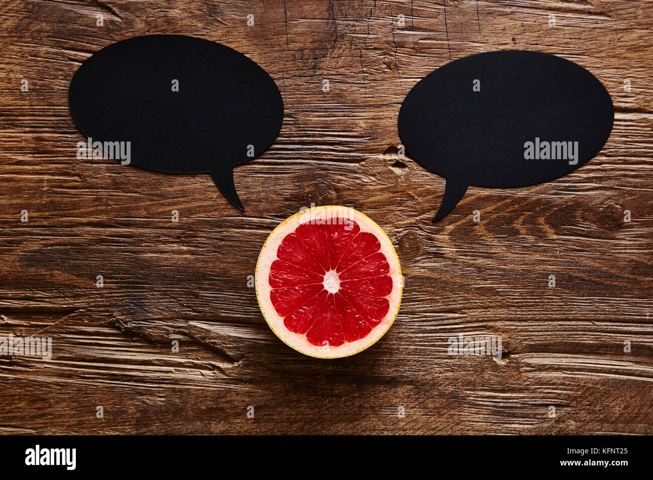 In Scheiben geschnitten Bio Grapefruit mit zwei Sprechblasen Stockfoto