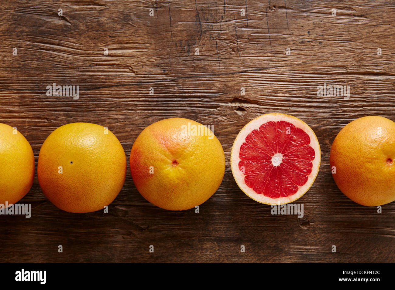 Grapefruit in Scheiben geschnitten in einer Reihe von Zitrusfrüchten Stockfoto