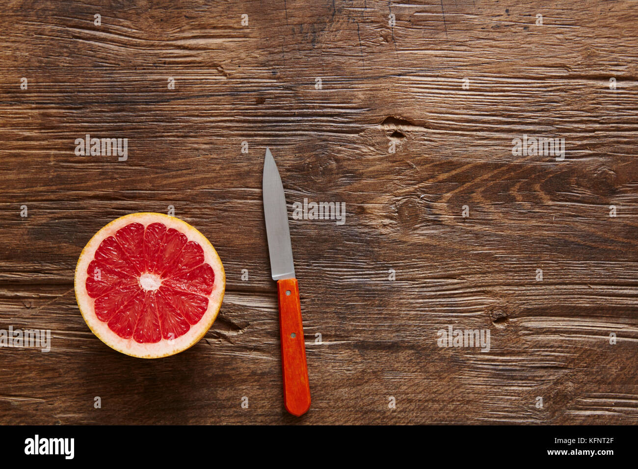 In Scheiben geschnitten Bio Grapefruit und orange Messer Stockfoto