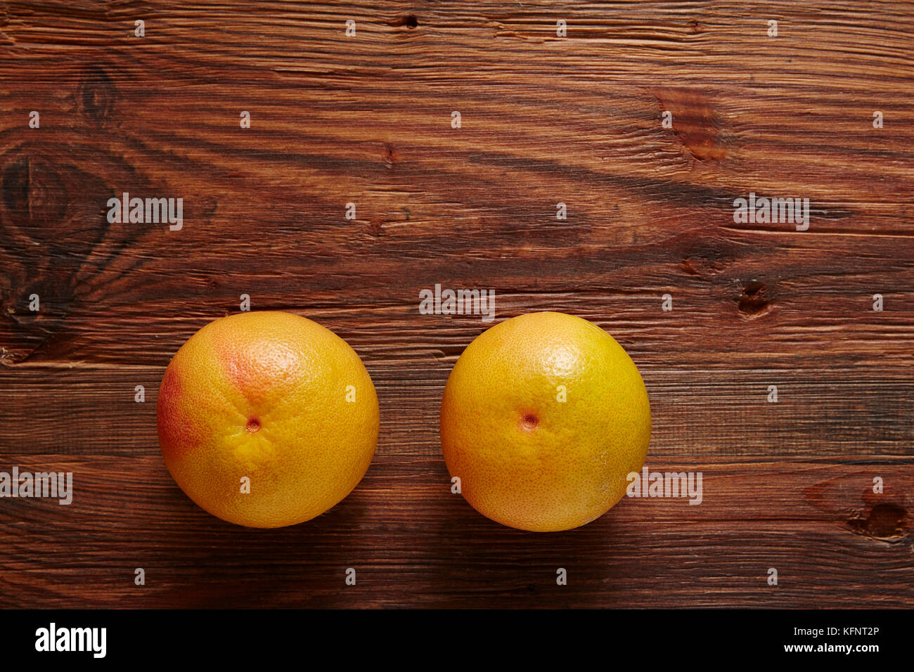 Zwei organischen Grapefruits auf Holz- Oberfläche Stockfoto