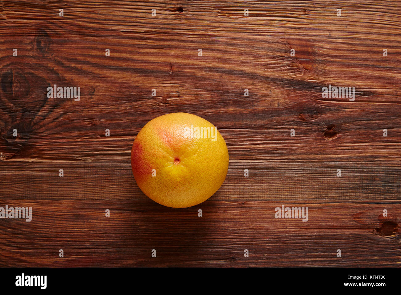 Einzigen organischen Grapefruit auf hölzernen Oberflächen Stockfoto