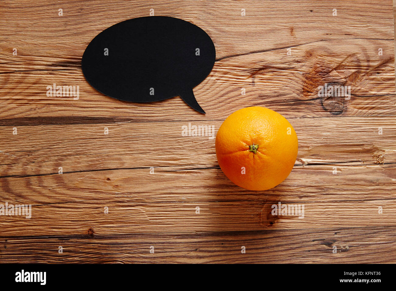 Orange mit Speechbubble auf Holz- Oberfläche Stockfoto