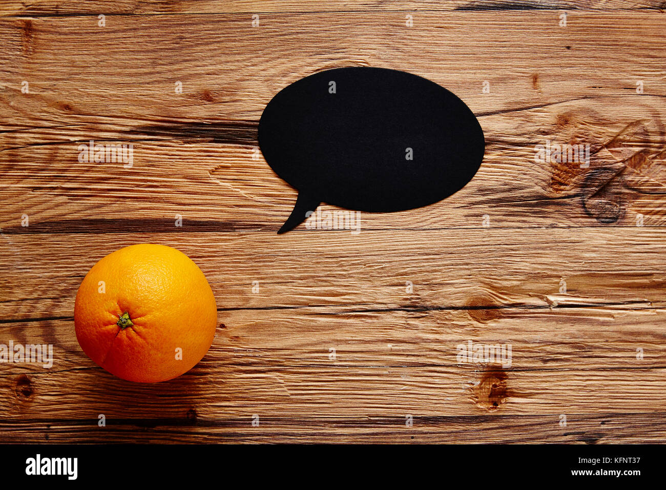 Orange mit Speechbubble auf Holzbrett Stockfoto