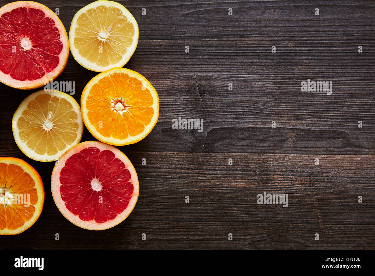 Grapefruit Orange und sweety Hälften auf der linken Seite Stockfoto