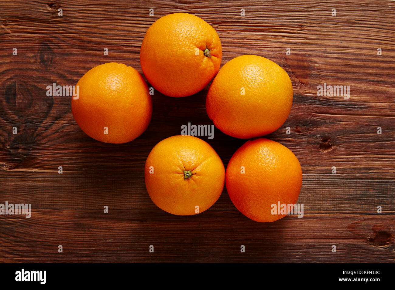 Fünf organische Orangen in einem Stapel Stockfoto