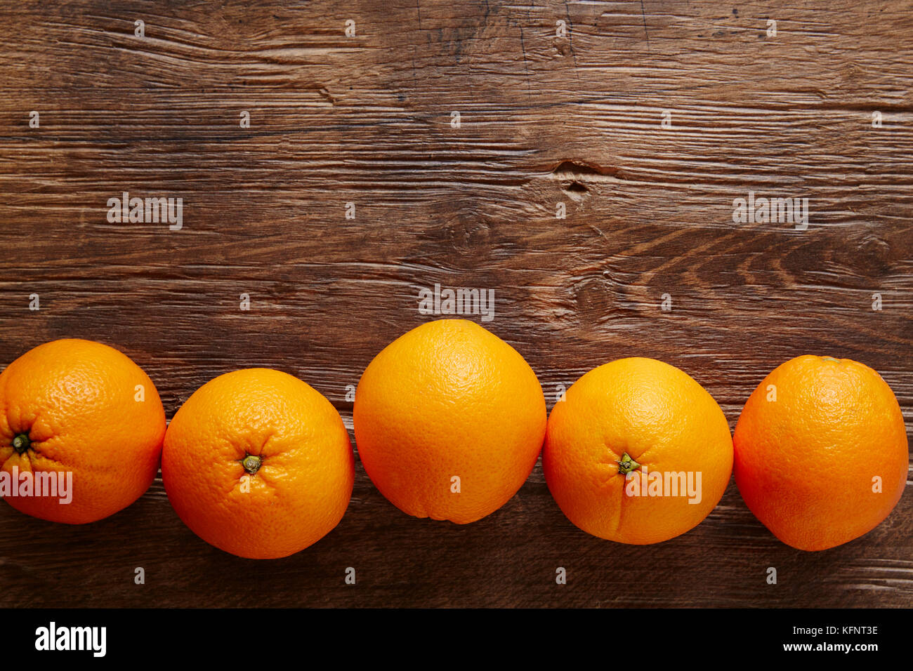 Eine Reihe von organischen Orangen Stockfoto