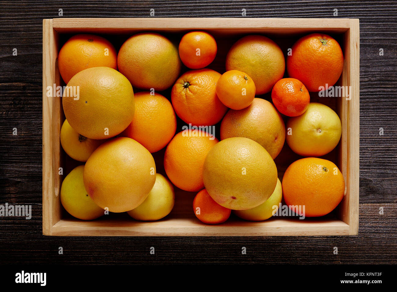 Box mit Vielzahl von Zitrusfrüchten gefüllt Stockfoto