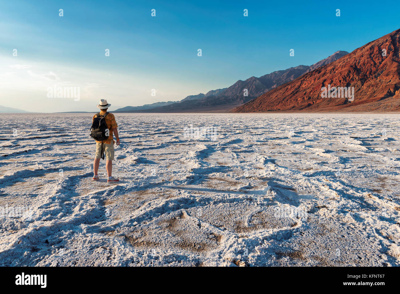 Badwater bei Sonnenuntergang im Death Valley National Park Stockfoto