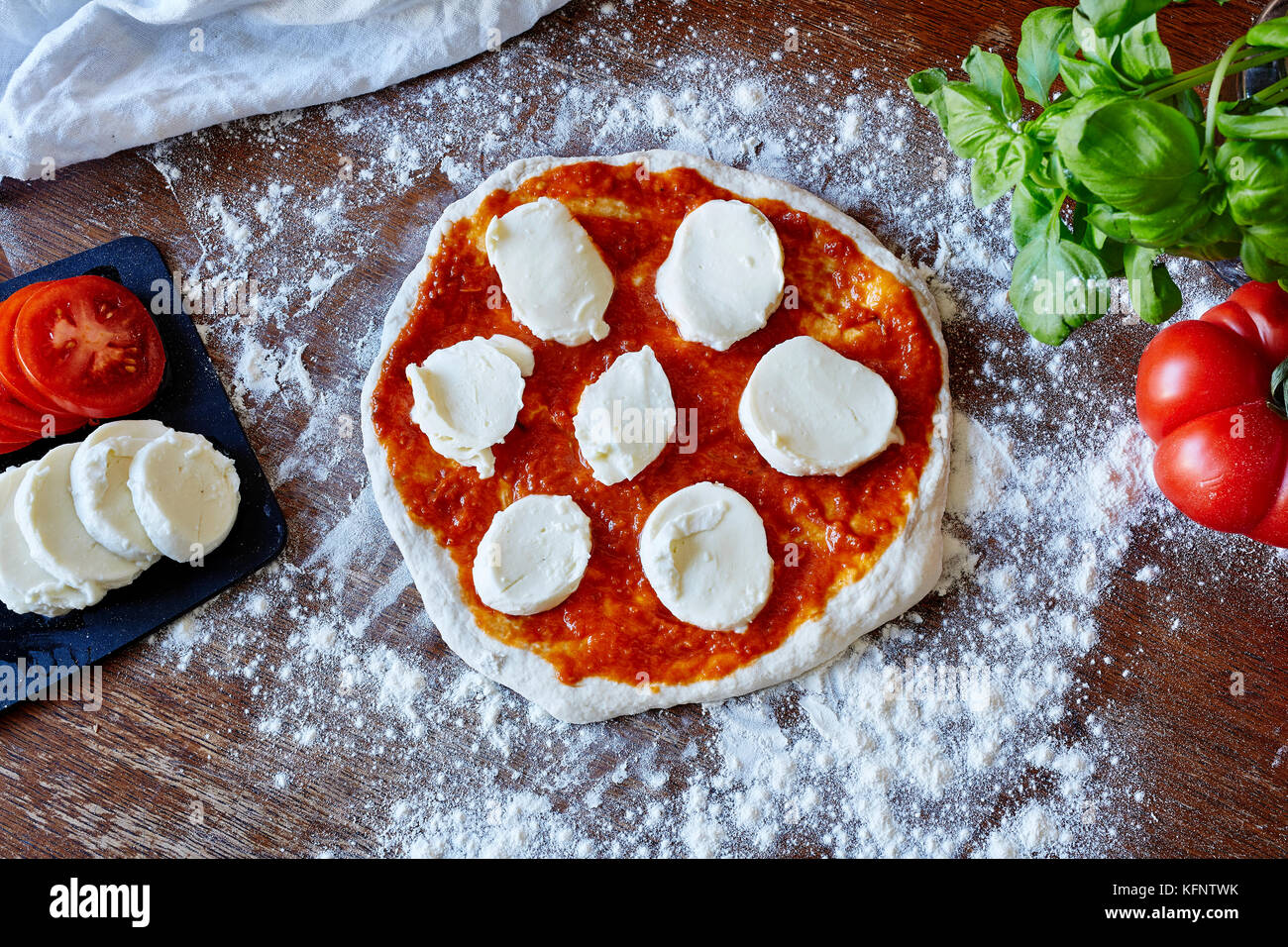 Backen Pizza Teig ausgerollt keine Sauce Stockfoto