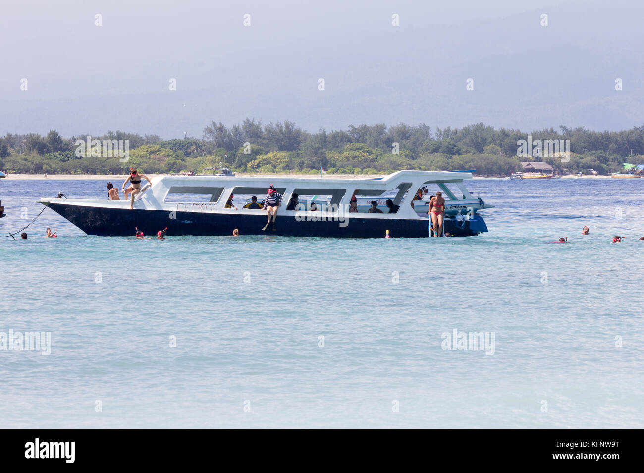 Touristen schwimmen und schnorcheln von einer Tour Boot, Gili Trawangan, Indonesien Stockfoto