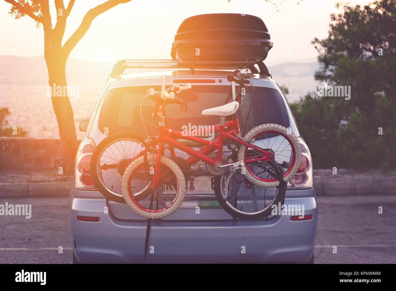 Familie Auto mit kleinen Kindern fahrräder Rack, fahrbereit, macht eine Pause auf dem Parkplatz Stockfoto