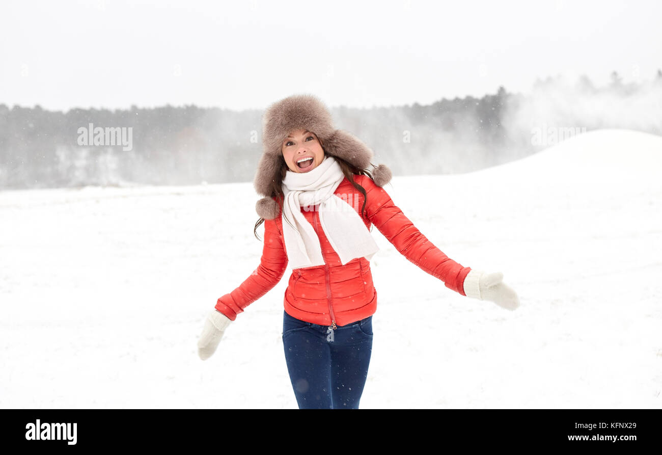 Glückliche Frau im Winter Pelzmütze Spaß im Freien Stockfoto