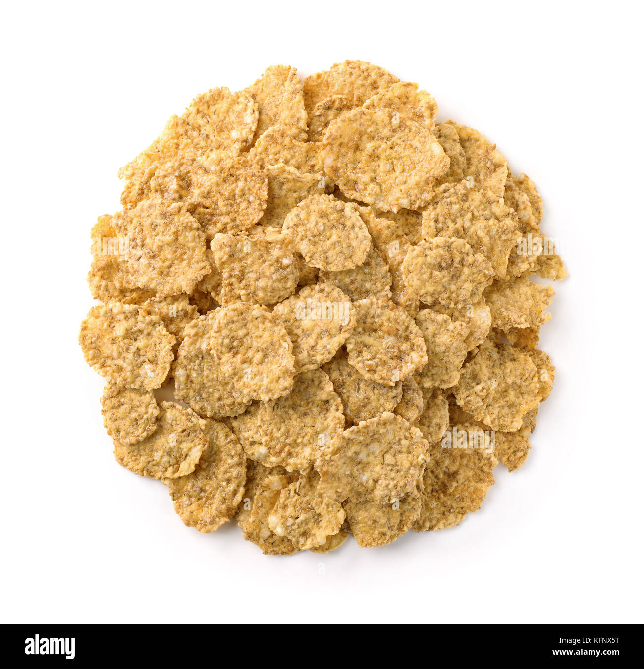 Blick von oben auf die trockenen organischen Multigrain Flakes isoliert auf weißem Stockfoto