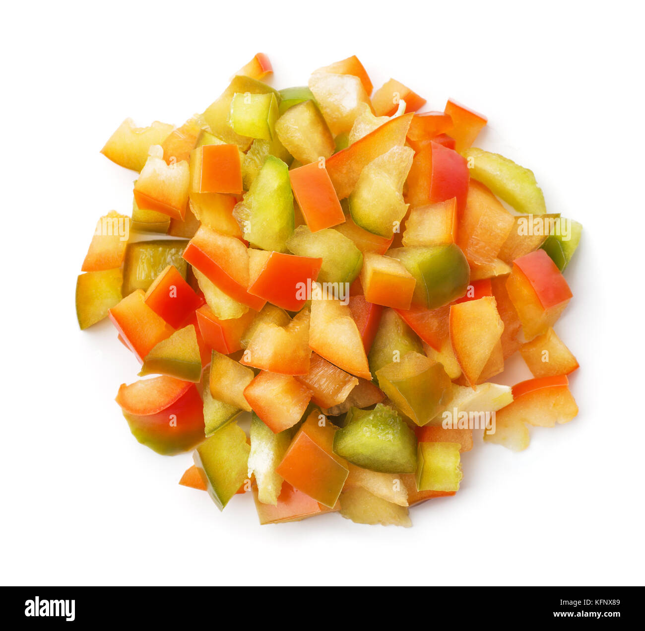 Blick von oben auf die gehackte Paprika isoliert auf weißem Stockfoto