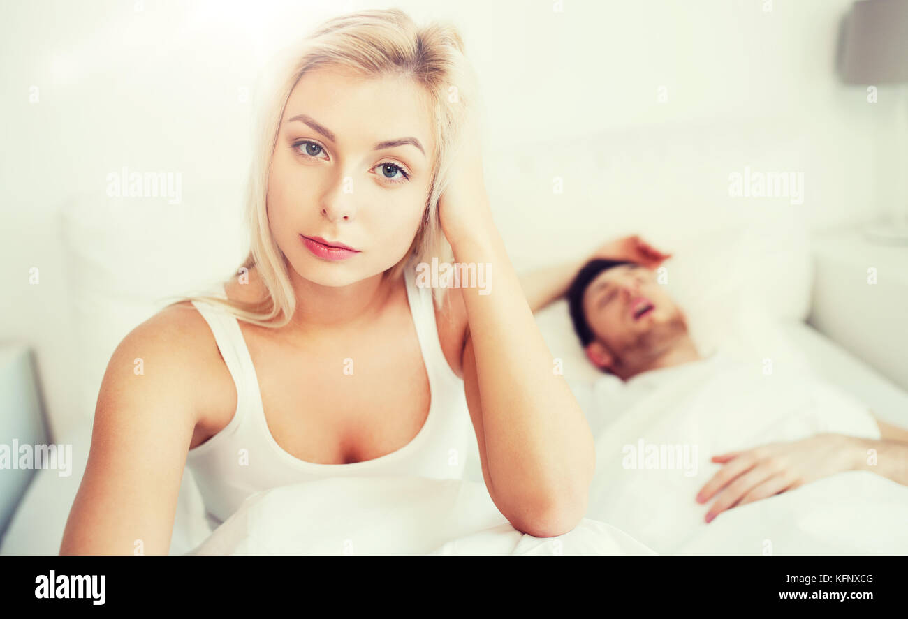 Frau, die Schlaflosigkeit wach im Bett Stockfoto