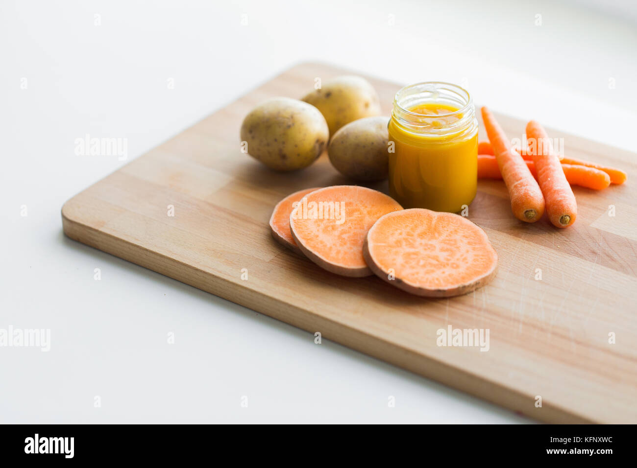 Gemüse pürieren oder Babynahrung im Glas Stockfoto