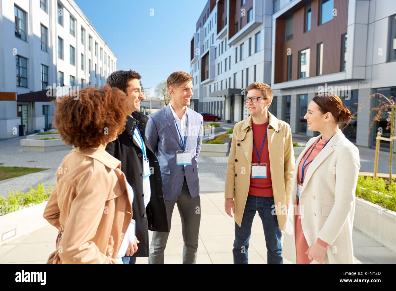 Business-Team mit Konferenz-Badges in Stadt Stockfoto