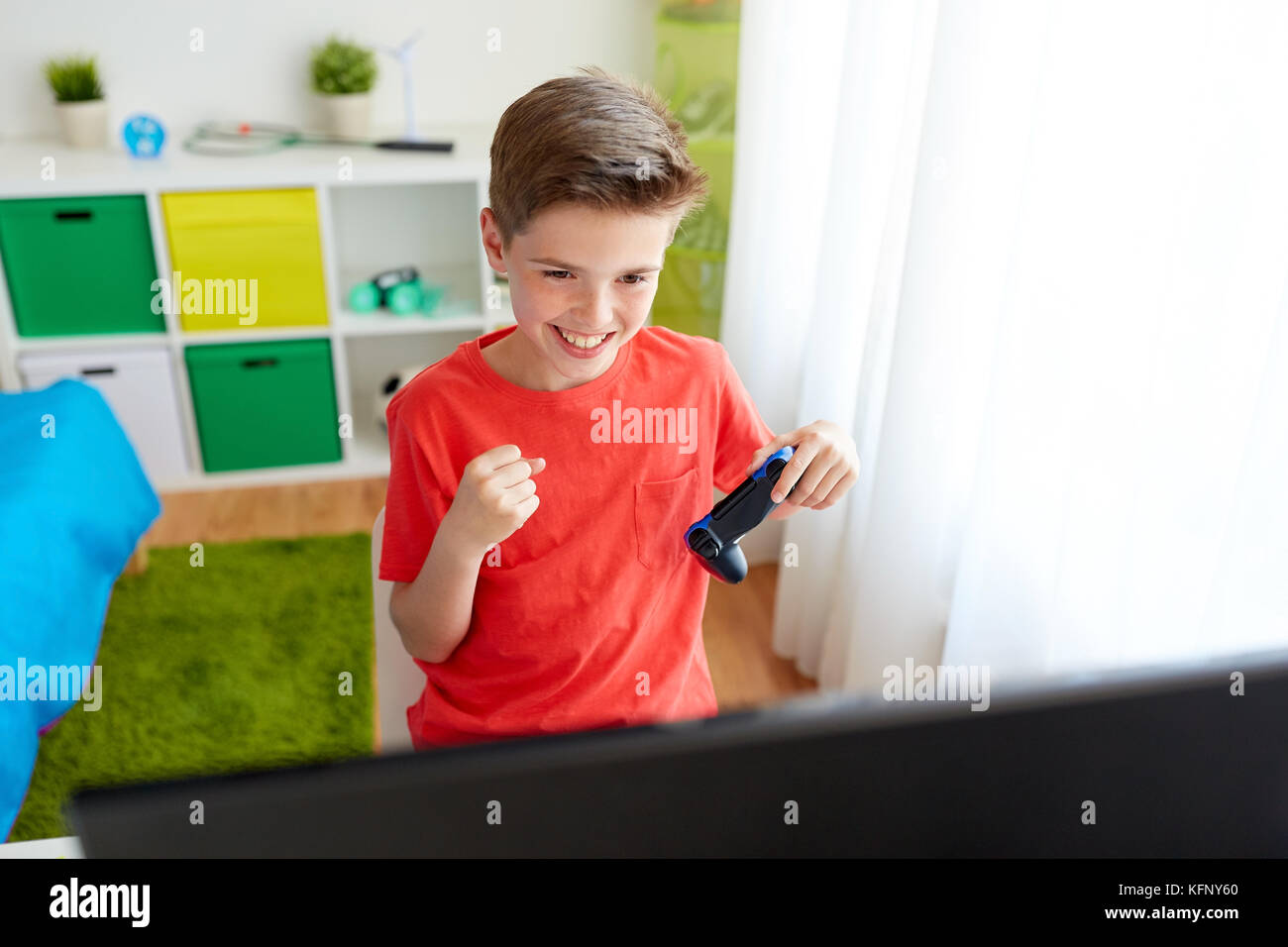 Junge mit Gamepad spielen Video Game auf dem Computer Stockfoto