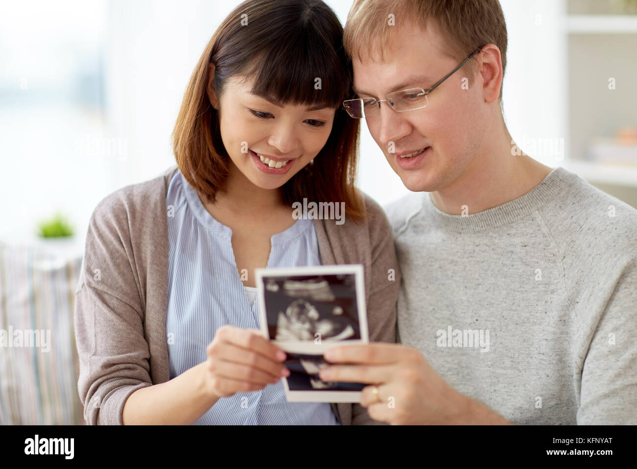 Nahaufnahme der glücklichen Paar mit Baby Ultraschall Stockfoto