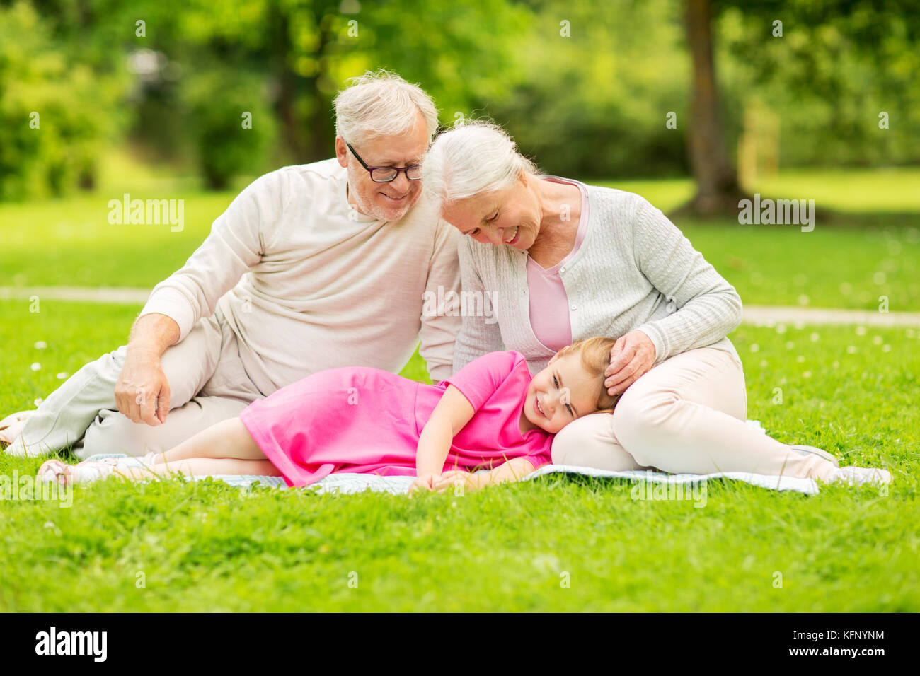 Senior Großeltern und Enkelin im Park Stockfoto