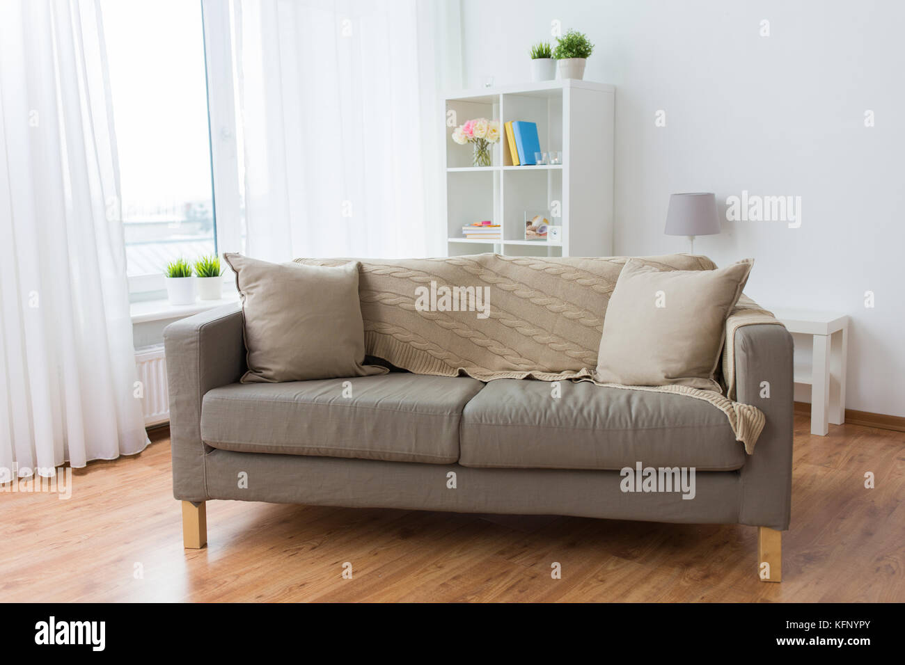 Sofa mit Kissen gemütlich zu Hause Wohnzimmer Stockfoto