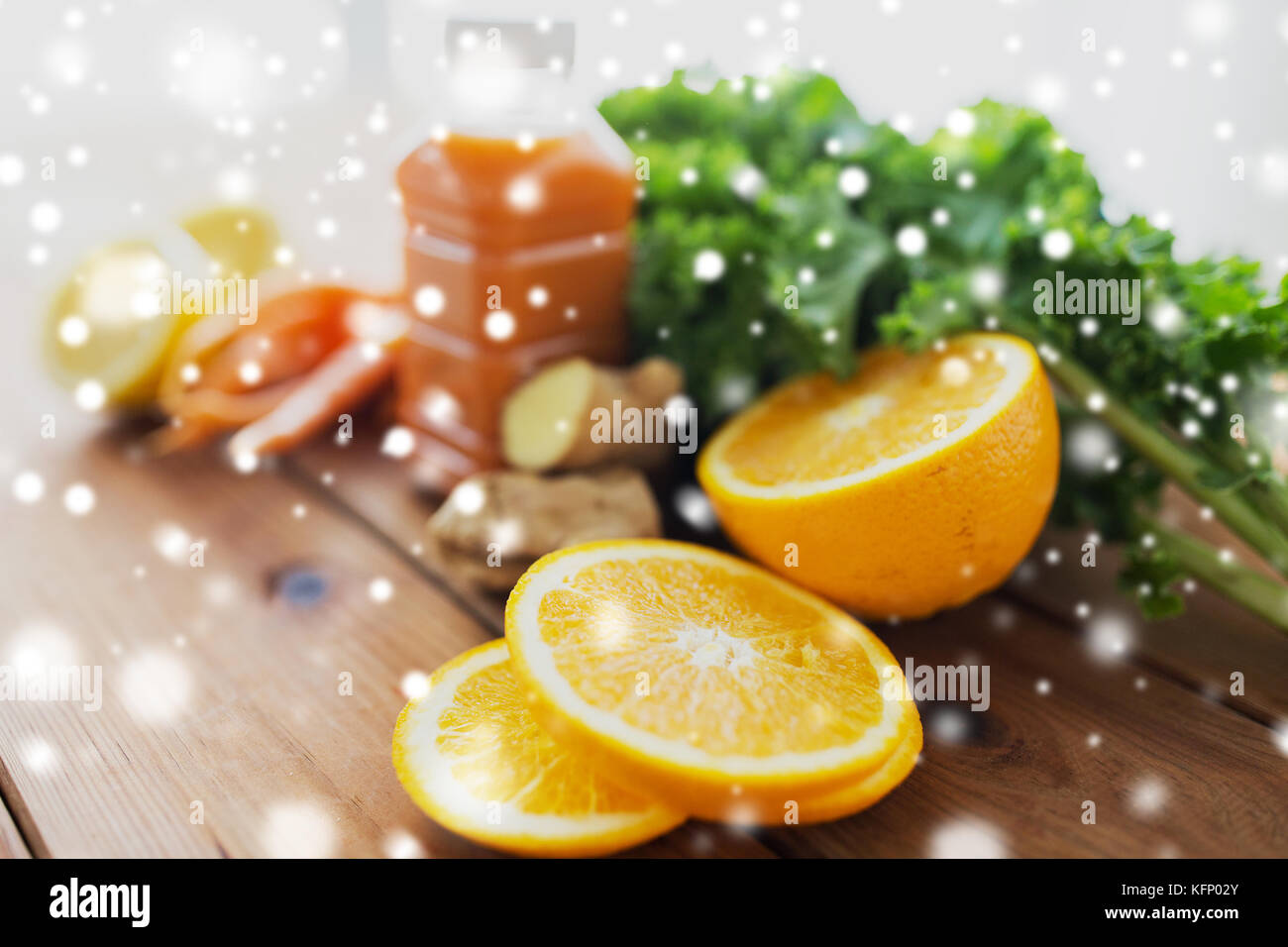 Orange, Flasche Karottensaft und Gemüse Stockfoto